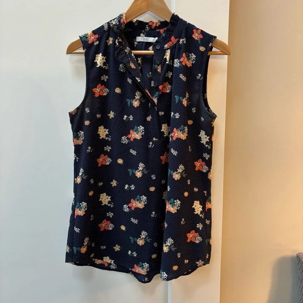 Dalia navy Floral Sleeveless Top women’s size M
